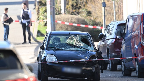 Ein beschädigtes Fahrzeug steht an einer Zufahrt zur Rheinbrücke. Nach einem Vorfall mit einem Auto in der Mannheimer Innenstadt mit mindestens einem Toten und mehreren Verletzten ist der mutmaßliche Fahrer nach Polizeiangaben festgenommen worden. © picture alliance Foto: Boris Roessler