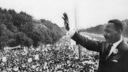 Der US-Bürgerrechtler Martin Luther King winkt am 28.8.1963 von der Lincoln Gedächtnisstätte in Washington aus seinen Anhängern zu . © picture-alliance / dpa | dpa Foto: picture-alliance / dpa | dpa