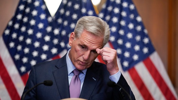 Kevin McCarthy, Abgeordneter und ehemals Vorsitzender des US-Repräsentantenhauses, spricht zu Reportern, Stunden nachdem er als Sprecher des Repräsentantenhauses abgesetzt wurde. © AP/dpa Foto: J. Scott Applewhite