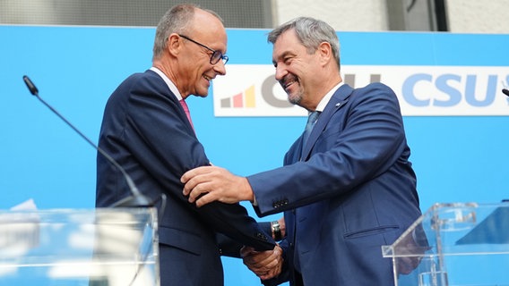 CDU-Bundesvorsitzender und Unionsfraktionsvorsitzender, Friedrich Merz (links), und der CSU-Vorsitzender und Ministerpräsident von Bayern,  Markus Söder (rechts), geben sich die Hand nach einer gemeinsamen Pressekonferenz. © dpa Foto: Kay Nietfeld