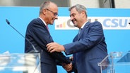 CDU-Bundesvorsitzender und Unionsfraktionsvorsitzender, Friedrich Merz (links), und der CSU-Vorsitzender und Ministerpräsident von Bayern,  Markus Söder (rechts), geben sich die Hand nach einer gemeinsamen Pressekonferenz. © dpa Foto: Kay Nietfeld