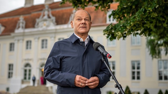 Bundeskanzler Olaf Scholz (SPD) spricht vor der Halbzeit-Klausur des Bundeskabinetts auf Schloss Meseberg (Brandenburg) zur Presse. © dpa Foto: Michael Kappeler