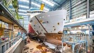 Das Kreuzfahrtschiff "Silver Ray" in einer Halle der Meyer Werft. © picture alliance Foto: Sina Schuldt