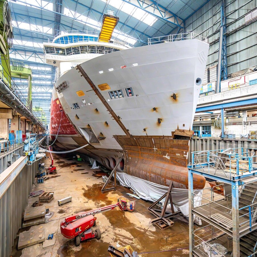 Das Kreuzfahrtschiff "Silver Ray" in einer Halle der Meyer Werft. © picture alliance Foto: Sina Schuldt