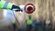 Ein Polizist der Bayerischen Grenzpolizei winkt am 06.02.2025 am Grenzübergang von Österreich nach Deutschland in Oberaudorf (Bayern) ein Auto in eine Kontrollstelle der Polizei. © picture alliance Foto: Matthias Balk