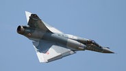 ein französisches Kampfflugzeug Typ "Mirage 2000" am Himmel. © dpa 