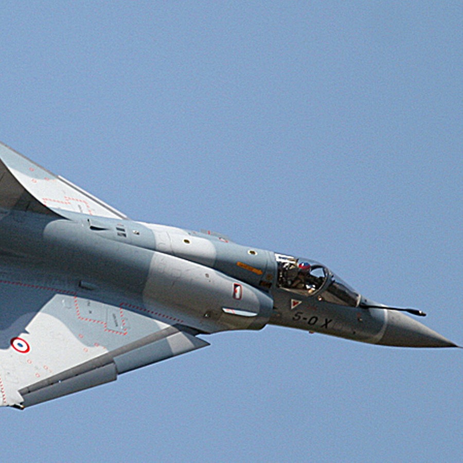 ein französisches Kampfflugzeug Typ "Mirage 2000" am Himmel. © dpa 