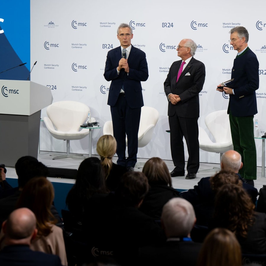 Jens Stoltenberg (l-r), zukünftiger Leiter der Münchner Sicherheitskonferenz, Wolfgang Ischinger, ehemaliger Leiter der Münchner Sicherheitskonferenz, und Christoph Heusgen, Leiter der Münchner Sicherheitskonferenz, stehen beim Abschluss der 61. Münchner Sicherheitskonferenz (MSC) im Hotel Bayerischer Hof auf dem Podium. © picture alliance/dpa | Sven Hoppe Foto: Sven Hoppe