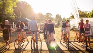 Festivalbesucher vom Futur 2 strampeln auf Fahrrädern. © Malte Metag 