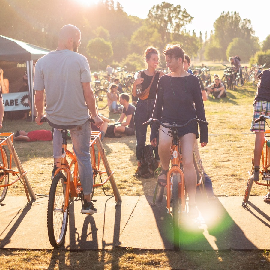 Festivalbesucher vom Futur 2 strampeln auf Fahrrädern. © Malte Metag 