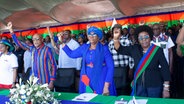 Namibias Vizepräsidentin Netumbo Nandi-Ndaitwah (Mitte) von der regierenden "South West Africa People's Organization" (SWAPO) nimmt an einer Wahlveranstaltung vor den Präsidentschafts- und Parlamentswahlen in Windhork teil. © AP/dpa Foto: Esther Mbathera