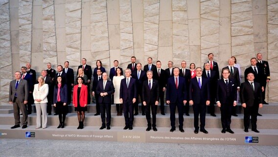 Die NATO-Außenministerinnen und -Außenminister stehen während eines Gruppenfotos im NATO-Hauptquartier in Brüssel zusammen. © AP/dpa Foto: Geert Vanden Wijngaert