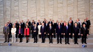 Die NATO-Außenministerinnen und -Außenminister stehen während eines Gruppenfotos im NATO-Hauptquartier in Brüssel zusammen. © AP/dpa Foto: Geert Vanden Wijngaert