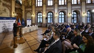 Senatspräsident Milo Vystrèil spricht bei einer öffentlichen Debatte anlässlich des 75-jährigen Bestehens der Nato am Rande des informellen Treffens der Außenminister der NATO-Mitgliedstaaten in Prag. © CTK/dpa Foto: Kamaryt Michal