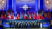 Die Staats- und Regierungschefs stehen bei den Feierlichkeiten zum 75. Jubiläum der Nato zusammen. © picture alliance/dpa | Kay Nietfeld Foto: Kay Nietfeld
