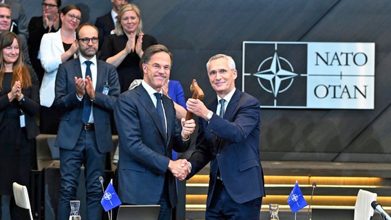 Der scheidende NATO-Generalsekretär Jens Stoltenberg (rechts) steht neben dem neuen NATO-Generalsekretär Mark Rutte (links) bei der Amtsübergabe im NATO-Hauptquartier in Brüssel (Belgien). © AP/dpa Foto: Harry Nakos