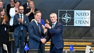 Der scheidende NATO-Generalsekretär Jens Stoltenberg (rechts) steht neben dem neuen NATO-Generalsekretär Mark Rutte (links) bei der Amtsübergabe im NATO-Hauptquartier in Brüssel (Belgien). © AP/dpa Foto: Harry Nakos