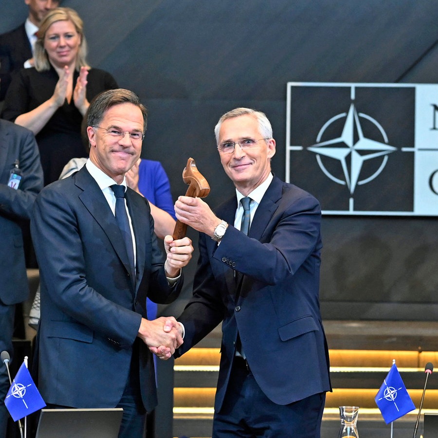 Der scheidende NATO-Generalsekretär Jens Stoltenberg (rechts) steht neben dem neuen NATO-Generalsekretär Mark Rutte (links) bei der Amtsübergabe im NATO-Hauptquartier in Brüssel (Belgien). © AP/dpa Foto: Harry Nakos