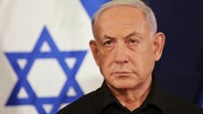 Ein Porträtbild von Benjamin Netanjahu, Ministerpräsident von Israel, vor einer Israel-Fahne. © Pool European Pressphoto Agency/AP/dpa Foto: Abir Sultan