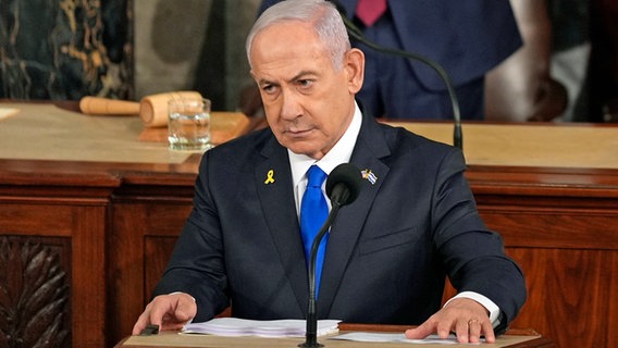 Der israelische Premierminister Benjamin Netanjahu steht während einer Sitzung des Kongresses im Kapitol in Washington am Rednerpult. © AP Foto: Julia Nikhinson