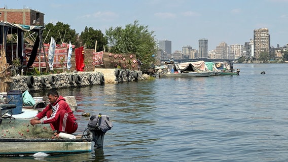 Arme Menschen leben auf alten Holzbooten auf dem Nil in Kairo. © SWR Foto: Tilo Spannhel