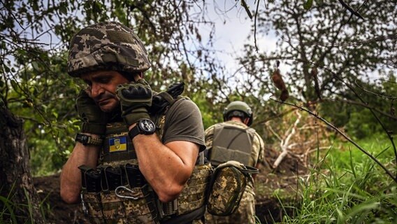 Ukrainischer Soldat hält sich bei Angriffe in der Region Donezk die Ohren zu, um sich vor dem Lärm der Artillerie zu schützen. © picture alliance Foto: Ercin Erturk