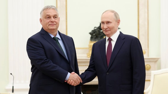 Der Präsident von Russland, Wladimir Putin (rechts), trifft den Ministerpräsident von Ungarn, Viktor Orban (links), in Moskau (Russland). © Pool Sputnik Kremlin/AP/dpa Foto: Valeriy Sharifulin
