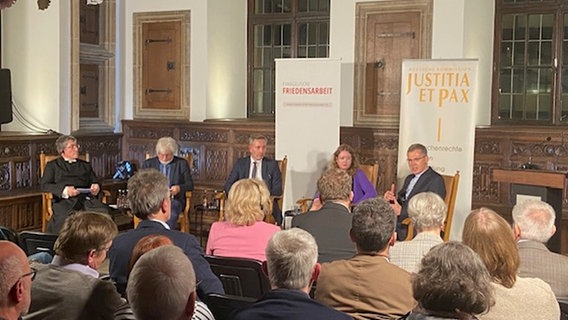 Podiumsdiskussion des 3. Ökumenischen Friedensdialogs in Osnabrück. © NDR Foto: Florian Breitmeier