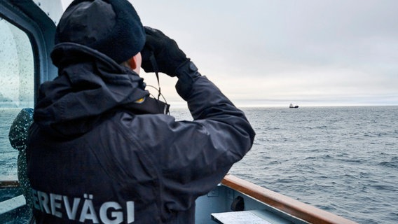 Ein estnisches Marineschiff fährt in der Ostsee im Rahmen verstärkter NATO-Patrouillen in der Region nach einem mutmaßlichen Sabotageakt an Unterseekabeln. © AP/dpa Foto: Hendrik Osula