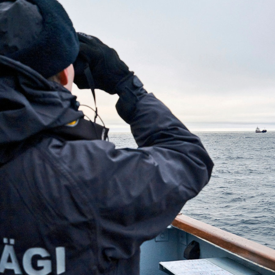 Ein estnisches Marineschiff fährt in der Ostsee im Rahmen verstärkter NATO-Patrouillen in der Region nach einem mutmaßlichen Sabotageakt an Unterseekabeln. © AP/dpa Foto: Hendrik Osula