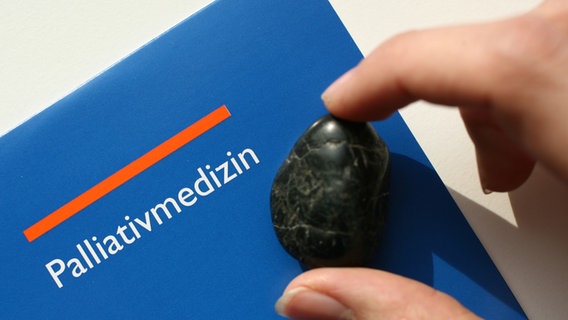 Ein Schild mit dem Wort "Palliativmedizin". © picture alliance / ZB | Jens Wolf Foto: Jens Wolf