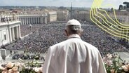 Papst Franziskus blickt vom Balkon des Petersdoms auf eine Menschenmenge. © picture alliance 