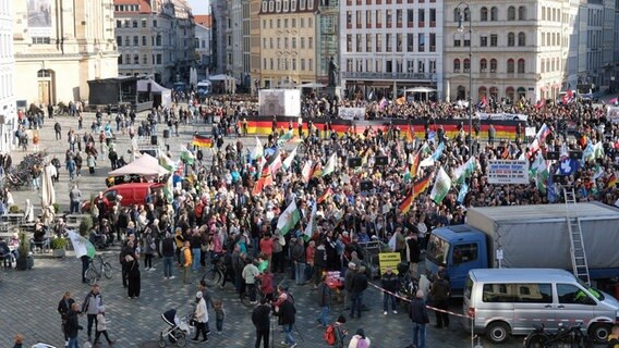 Etwa 500 Teilnehmende einer Kundgebung des islamkritischen Bündnisses "Pegida" versammeln sich auf dem Neumarkt in Dresden zum letzten Mal. © dpa Foto: Sebastian Willnow