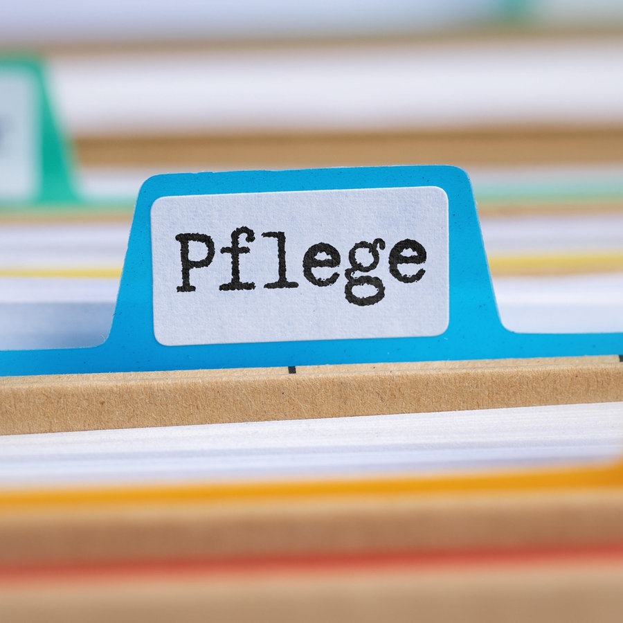 Ein Hängeregister mit der Aufschrift "Pflege". © picture alliance Foto: Zerbor