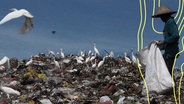 Ein Mann sammelt Plastik auf der Insel Bali, Indonesien. © picture alliance Foto: Mahendra Moonstar