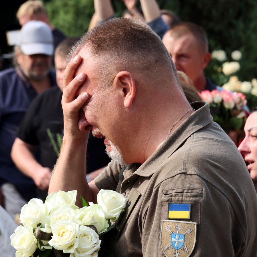 Ein Mann weint während einer Trauerfeier für Piloten und Techniker von zwei «Mi-8-Hubschraubern» vor einer Kirche. © picture alliance/dpa/Ukrinform | -- 