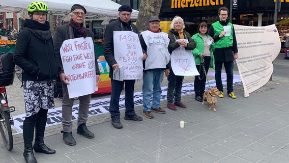 Menschen protestieren mit Plakaten in einer Fußgängerzone. © ARD/WDR Foto: Udo Feist