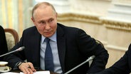 Ein Porträtbild zeigt den russischen Präsidenten Wladimir Putin © picture alliance / Russian Look | Kremlin Pool 