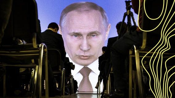 Das Bild zeigt Journalisten im März 2018, die den auf einer Leinwand gezeigten Putin bei einer Rede zuhören. © picture alliance Foto: Alexander Zemlianichenko
