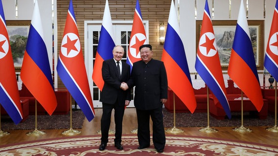 Der russische Präsident Wladimir Putin (links) und Nordkoreas Machthaber Kim Jong Un (rechts) geben sich vor ihren Gesprächen in Pjöngjang die Hand. © Pool Sputnik Kremlin/AP/dpa Foto: Gavriil Grigorov