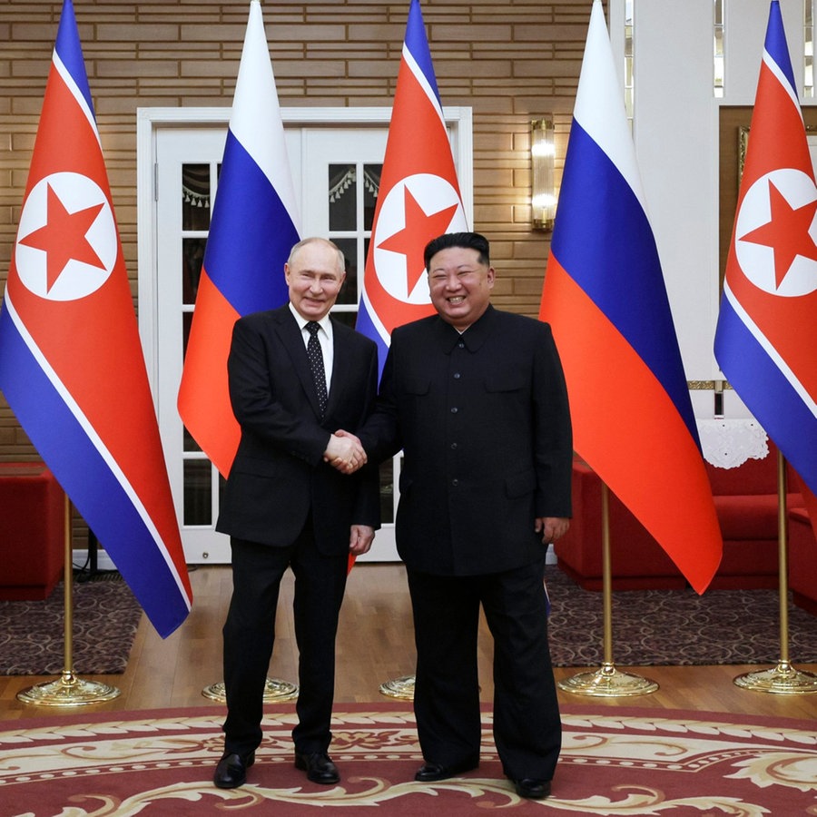 Der russische Präsident Wladimir Putin (links) und Nordkoreas Machthaber Kim Jong Un (rechts) geben sich vor ihren Gesprächen in Pjöngjang die Hand. © Pool Sputnik Kremlin/AP/dpa Foto: Gavriil Grigorov