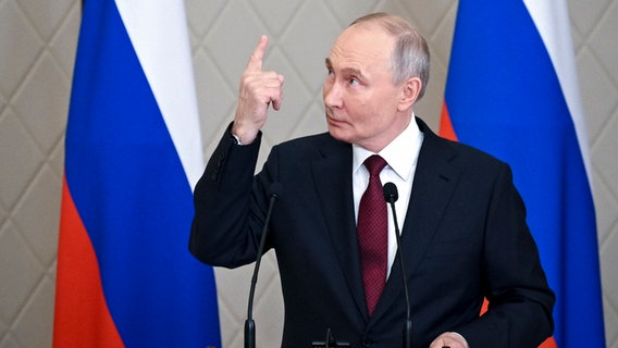 Russlands Präsident Wladimir Putin hebt während einer Pressekonferenz seinen rechten Zeigefinger nach oben. © ASSOCIATED PRESS Foto: Ramil Sitdikov