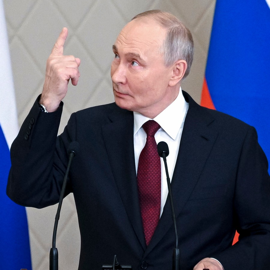 Russlands Präsident Wladimir Putin hebt während einer Pressekonferenz seinen rechten Zeigefinger nach oben. © ASSOCIATED PRESS Foto: Ramil Sitdikov