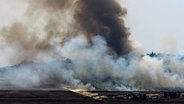 Starke Rauchschwaden sind auf Feldern im südlichen libanesischen Grenzdorf Qliyaa vor der israelischen Siedlung Metulla zu sehen. (Archivfoto) © ZUMA Press Wire/dpa Foto: Marwan Naamani