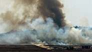 Starke Rauchschwaden sind auf Feldern im südlichen libanesischen Grenzdorf vor der israelischen Ortschaft Metulla zu sehen. © ZUMA Press Wire/dpa Foto: Marwan Naamani