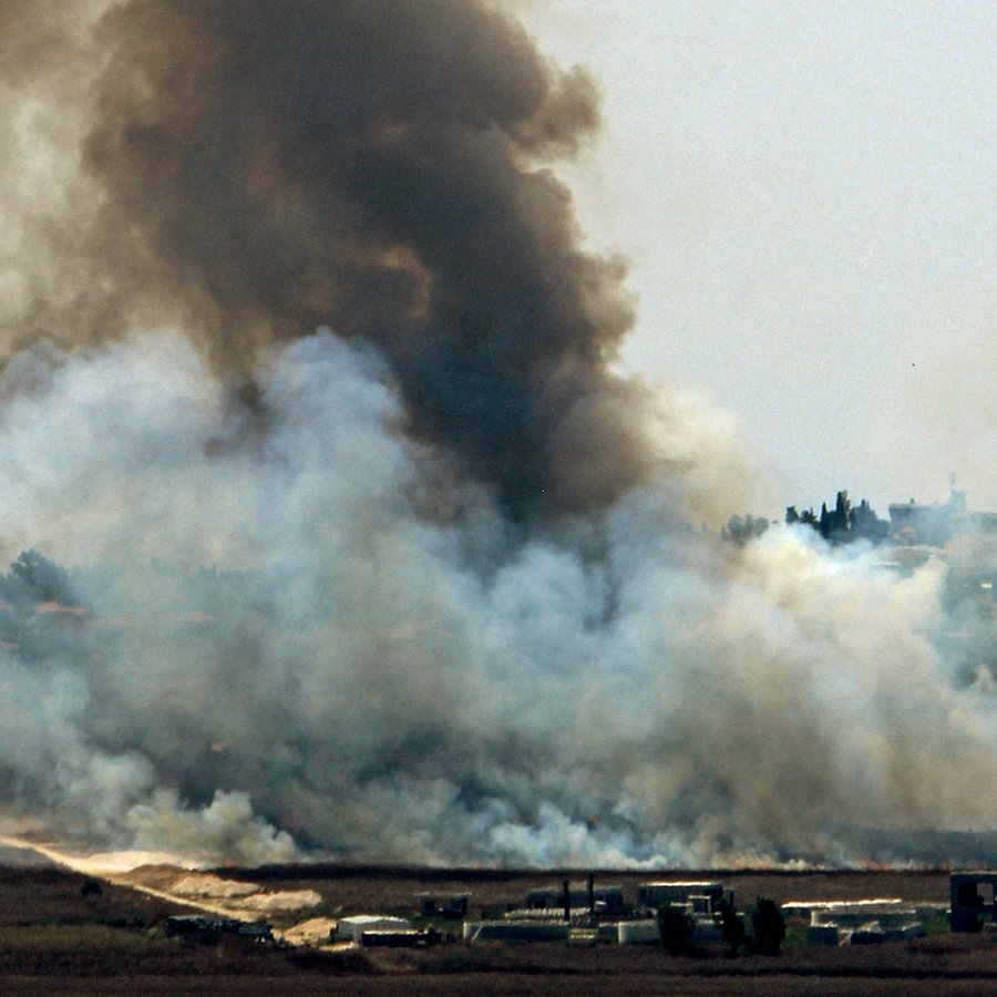 Starke Rauchschwaden sind auf Feldern im südlichen libanesischen Grenzdorf vor der israelischen Ortschaft Metulla zu sehen. © ZUMA Press Wire/dpa Foto: Marwan Naamani