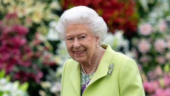 Die britische Königin Elizabeth II. während ihres Besuchs der RHS Chelsea Flower Show im Royal Hospital. © dpa/PA Wire Foto: Geoff Pugh