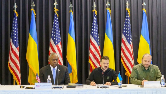 US-Verteidigungsminister, Lloyd Austin (links), der Präsident der Ukraine, Wolodymyr Selenskyj (Mitte), und der Verteidigungsminister der Ukraine, Rustem Umerov, nehmen am Treffen der Ukraine-Kontaktgruppe auf der US-Air-Base Ramstein teil. © dpa Foto: Andreas Arnold