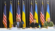 US-Verteidigungsminister, Lloyd Austin (links), der Präsident der Ukraine, Wolodymyr Selenskyj (Mitte), und der Verteidigungsminister der Ukraine, Rustem Umerov, nehmen am Treffen der Ukraine-Kontaktgruppe auf der US-Air-Base Ramstein teil. © dpa Foto: Andreas Arnold