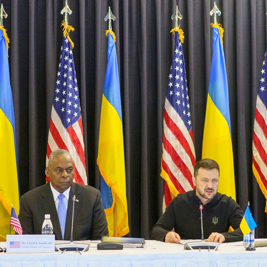 US-Verteidigungsminister, Lloyd Austin (links), der Präsident der Ukraine, Wolodymyr Selenskyj (Mitte), und der Verteidigungsminister der Ukraine, Rustem Umerov, nehmen am Treffen der Ukraine-Kontaktgruppe auf der US-Air-Base Ramstein teil. © dpa Foto: Andreas Arnold